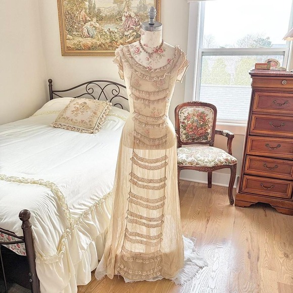 Dresses & Skirts - silk lace ruffle dress 70s–80s cream silk ruffle dress fits like small